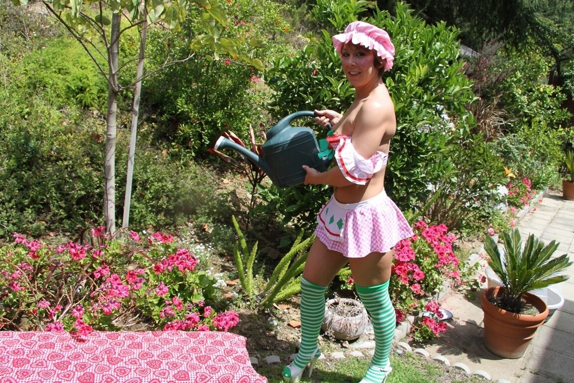 17P Pequeña sirvienta sexy con lindo uniforme abre su culo apretado al aire libre en el jardín