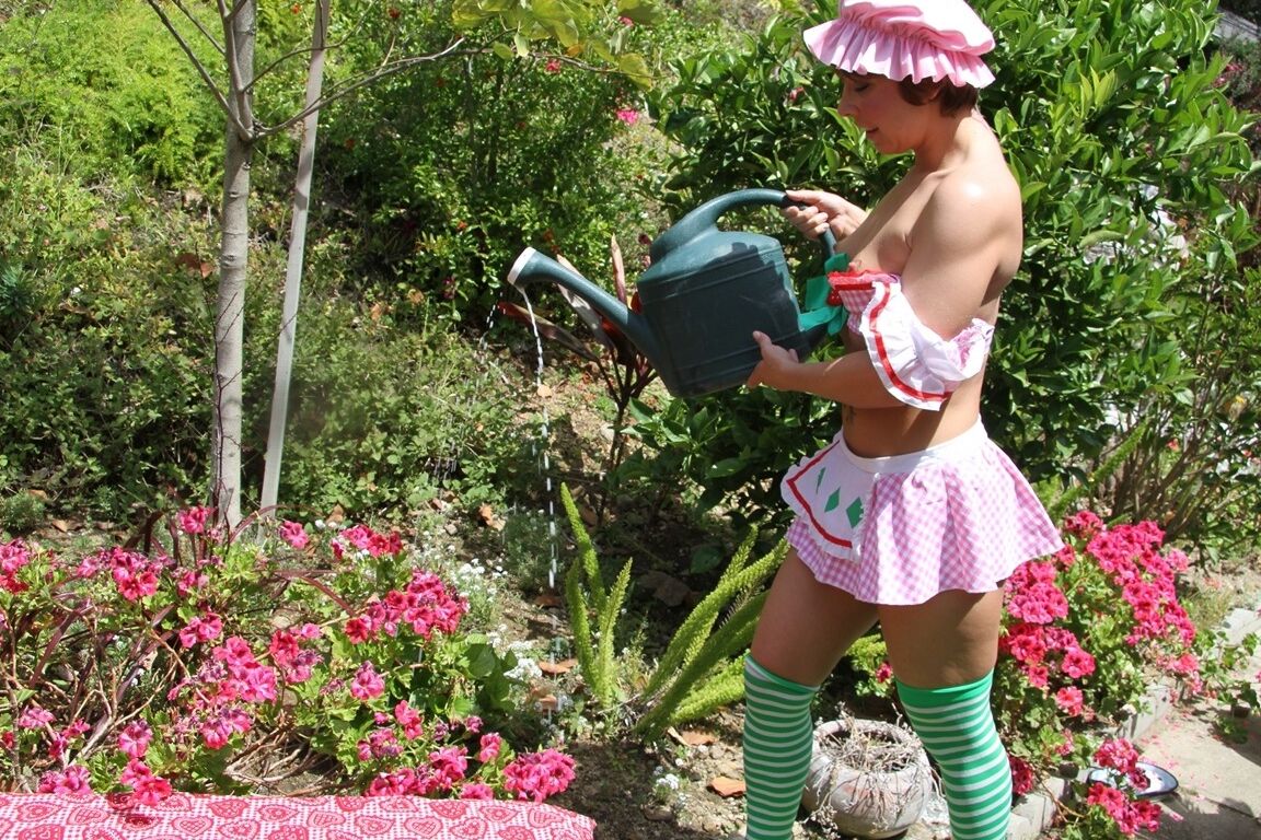 17P Pequeña sirvienta sexy con lindo uniforme abre su culo apretado al aire libre en el jardín