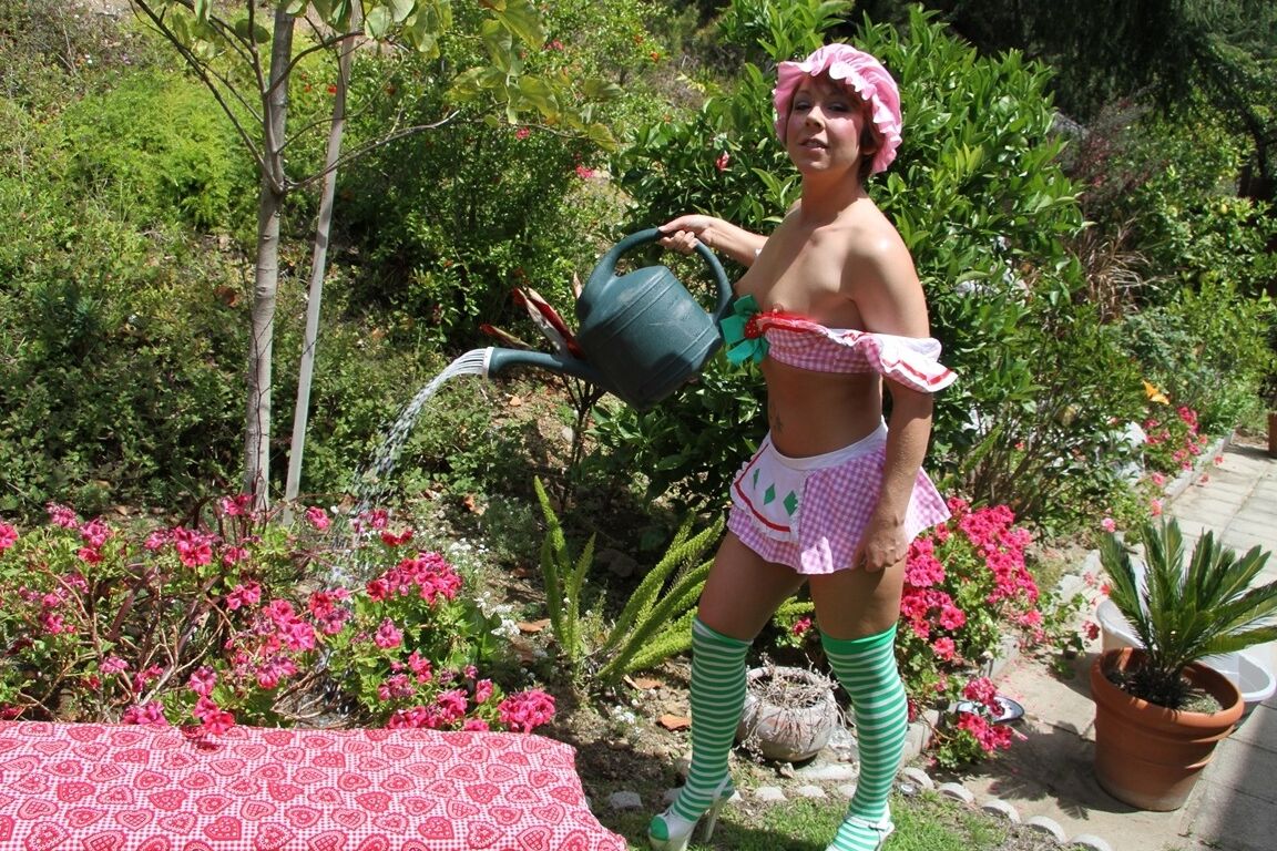 17P Pequeña sirvienta sexy con lindo uniforme abre su culo apretado al aire libre en el jardín