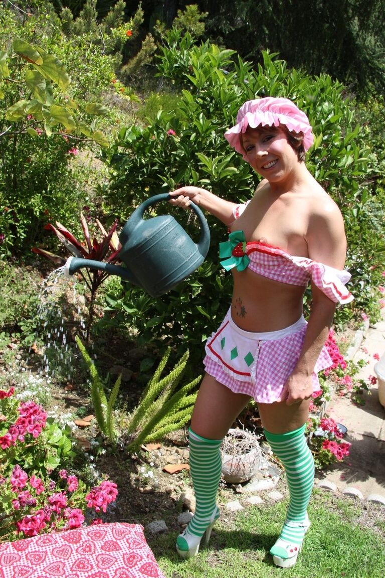 17P Pequeña sirvienta sexy con lindo uniforme abre su culo apretado al aire libre en el jardín