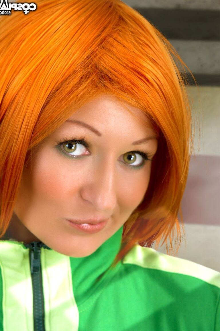 12P セクシーな赤毛モデルのコスプレ服を露出する前に