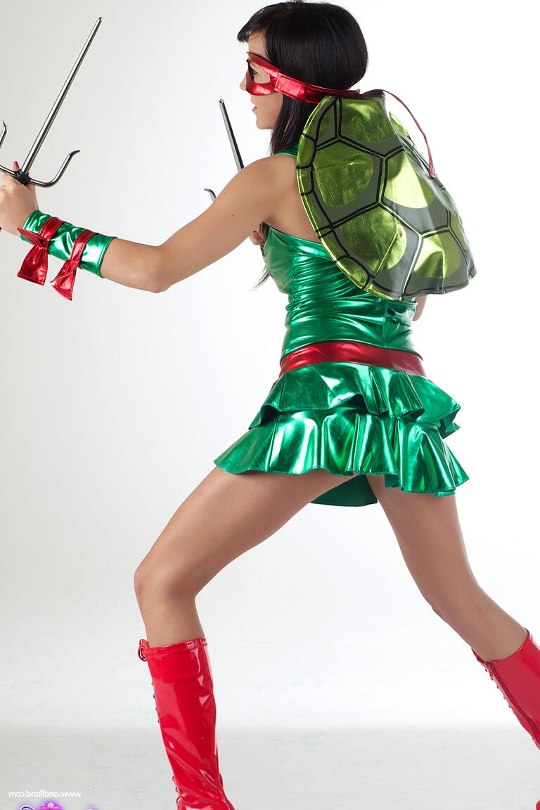 15P Morena amadora Andi Land mostra sua buceta raspada em roupas de cosplay