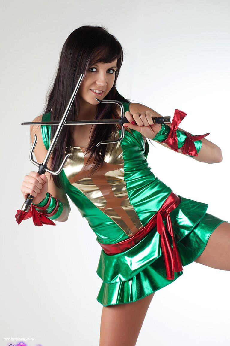 15P Morena amadora Andi Land mostra sua buceta raspada em roupas de cosplay