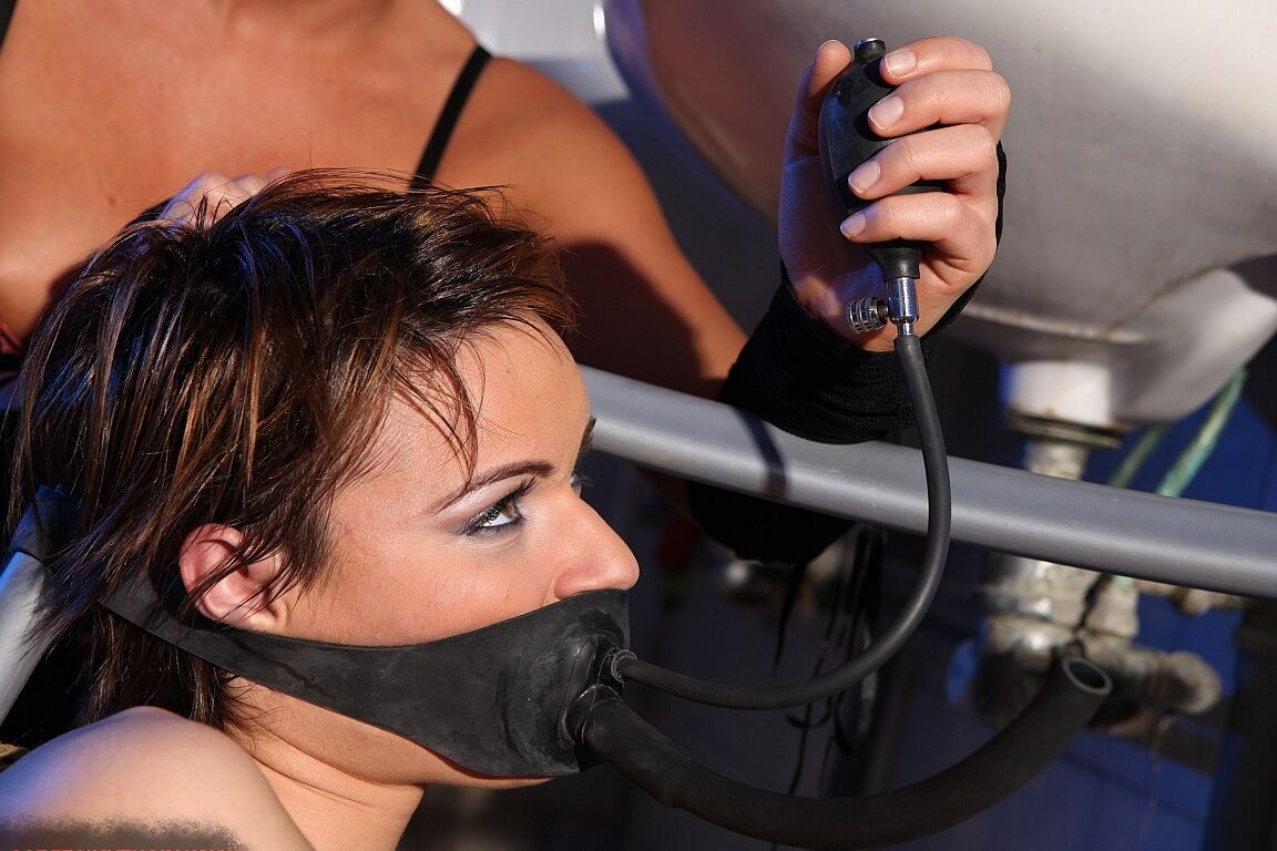 Die 17P-Fetischluder Kathia Nobili und Kitty Cole liefern sich eine harte BDSM-Action