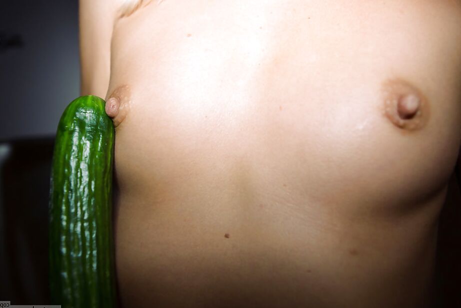 16P El juguete sexual gigante es utilizado por el aficionado Okean Breeze en la diversión a la hora del baño