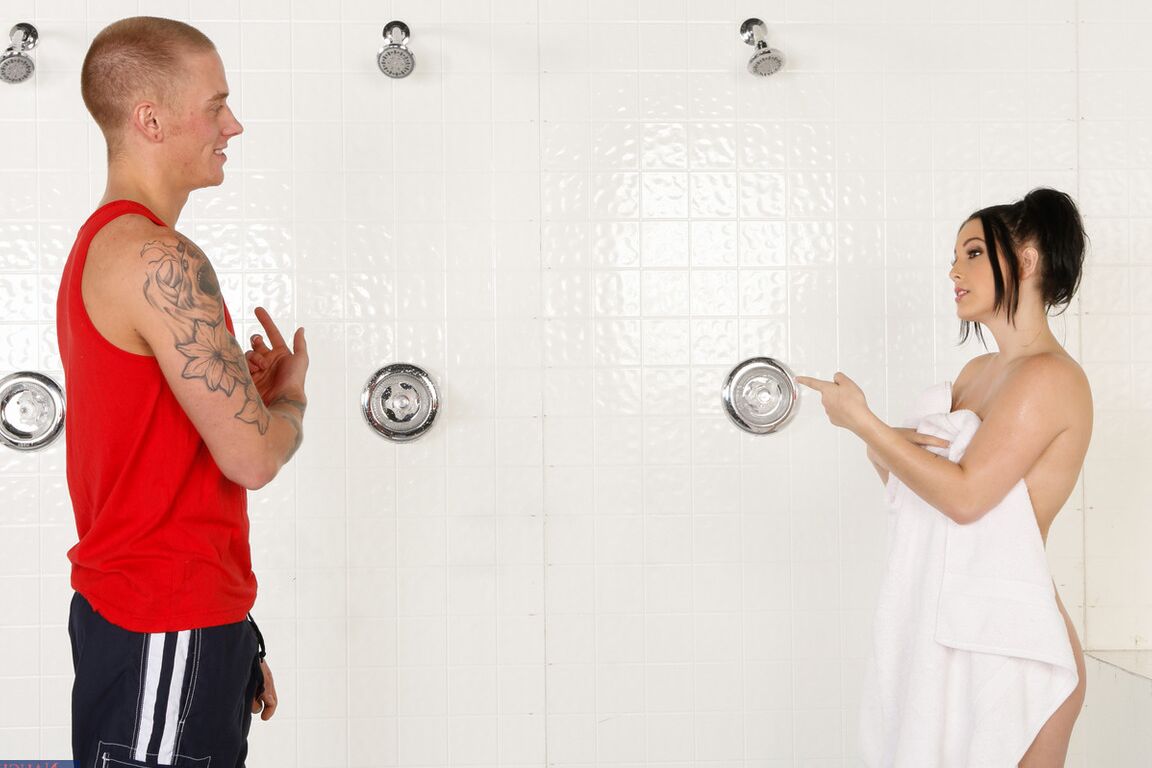 20P La belle Noelle Easton baise un inconnu sous la douche de la salle de sport.