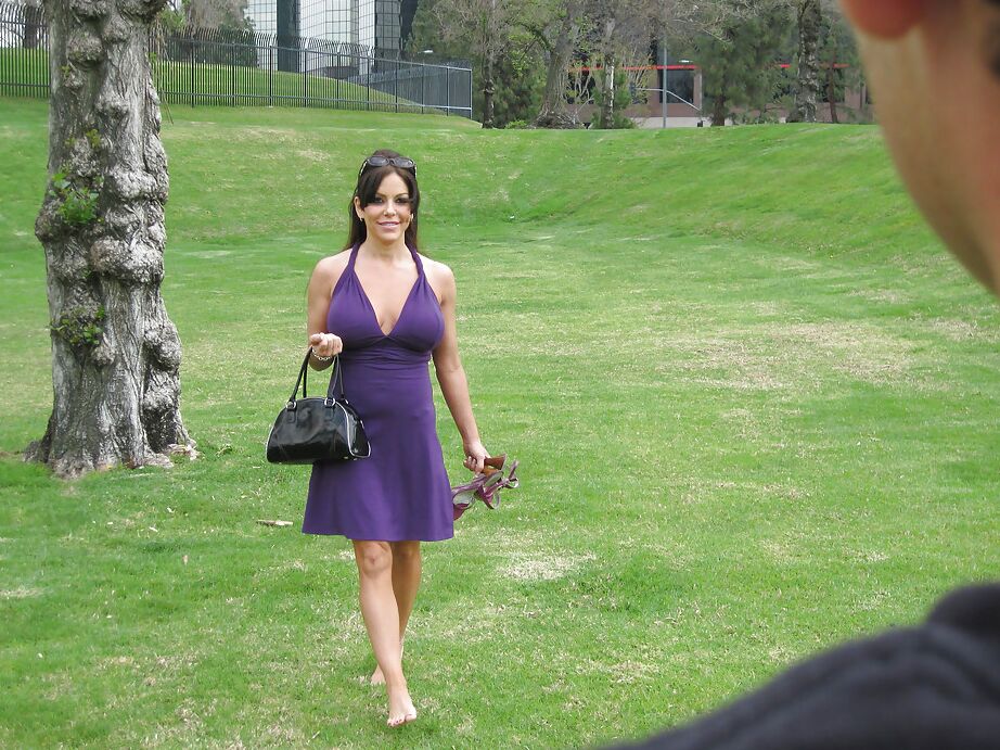 16P MILF com peitos grandes Victoria Valentina amarrada em cativeiro e humilhada