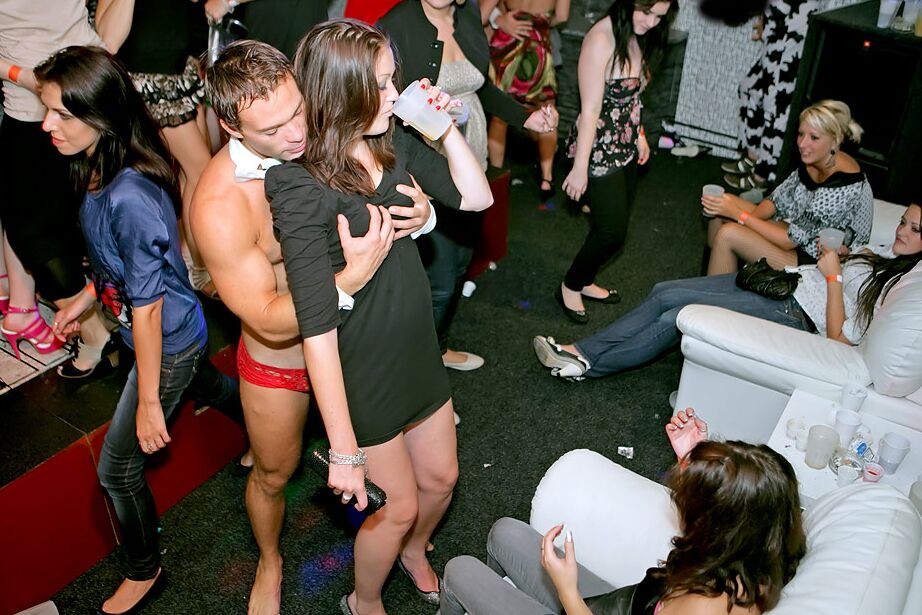14P Garotas bêbadas participam de atos sexuais hardcore com dançarinos e outras mulheres