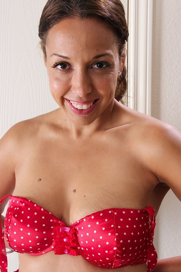 16P Josephine Jones, une MILF de plus de 30 ans, pose non nue dans une longue robe bleue.