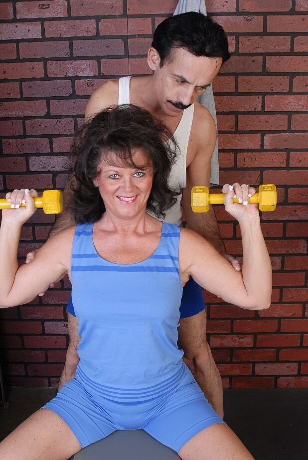 16P Aged brunette Debella taking cumshot on face after giving bj in weight room