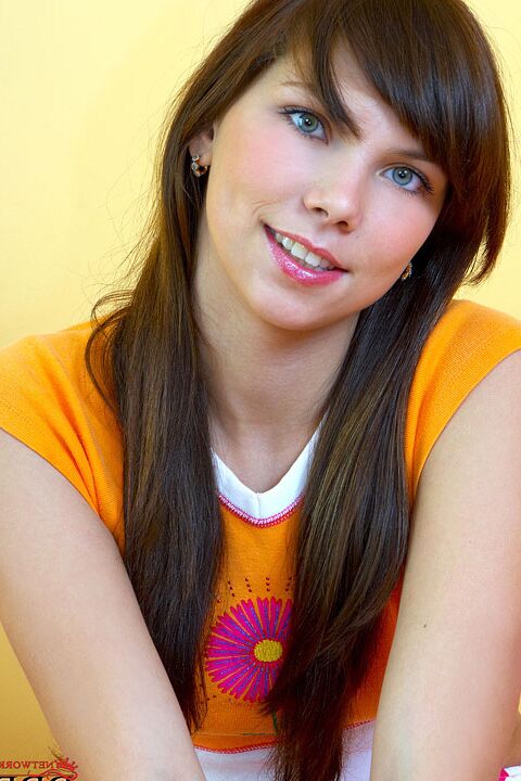Olesya, une jeune européenne de 16p, montre ses jolis pieds et se masturbe.