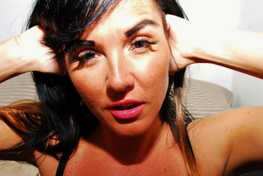 20P L'amatrice brune Raunchy Raven remonte sa robe avant de faire glisser sa culotte de côté