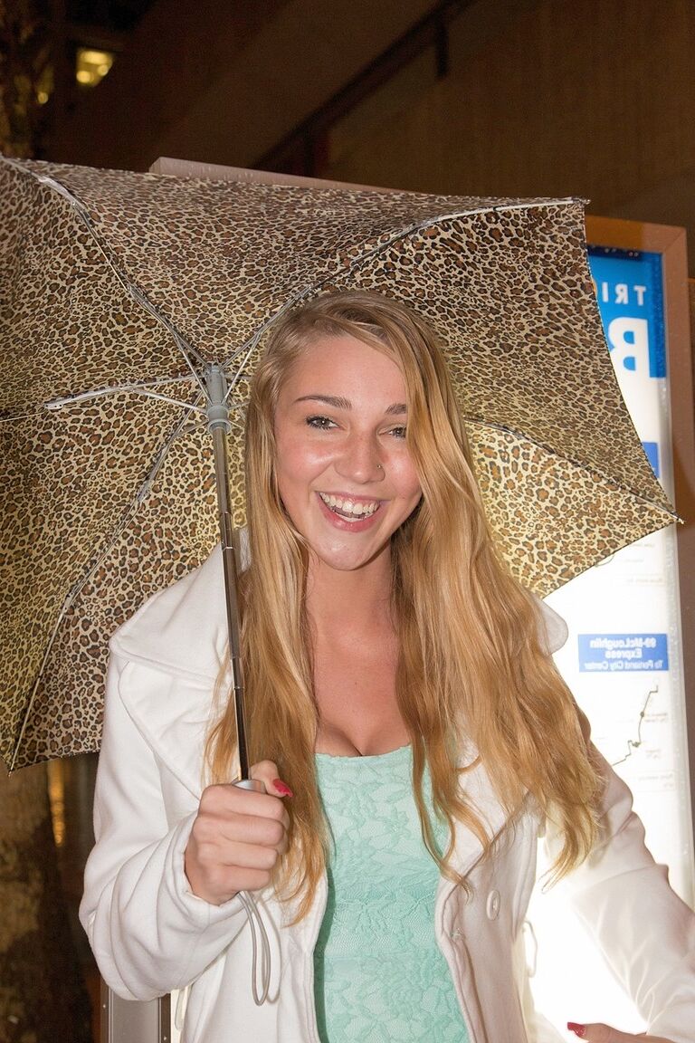 20P A adolescente Kendra Sunderland mostra sua vulva ao ar livre e revela peitos enormes em casa