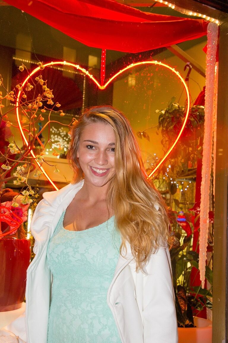 20P A adolescente Kendra Sunderland mostra sua vulva ao ar livre e revela peitos enormes em casa