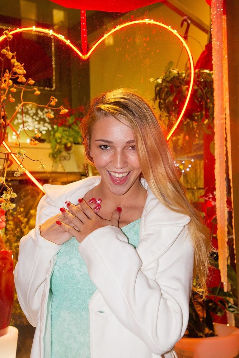 20P A adolescente Kendra Sunderland mostra sua vulva ao ar livre e revela peitos enormes em casa
