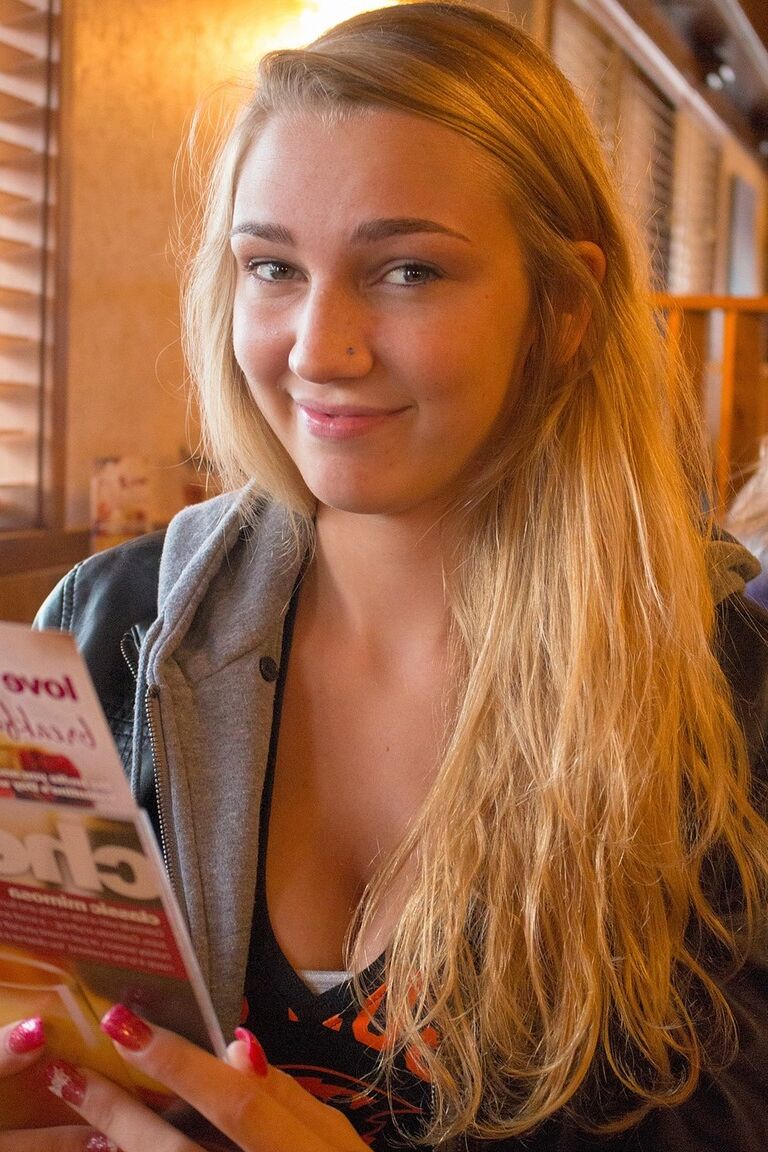 20P A adolescente Kendra Sunderland mostra sua vulva ao ar livre e revela peitos enormes em casa