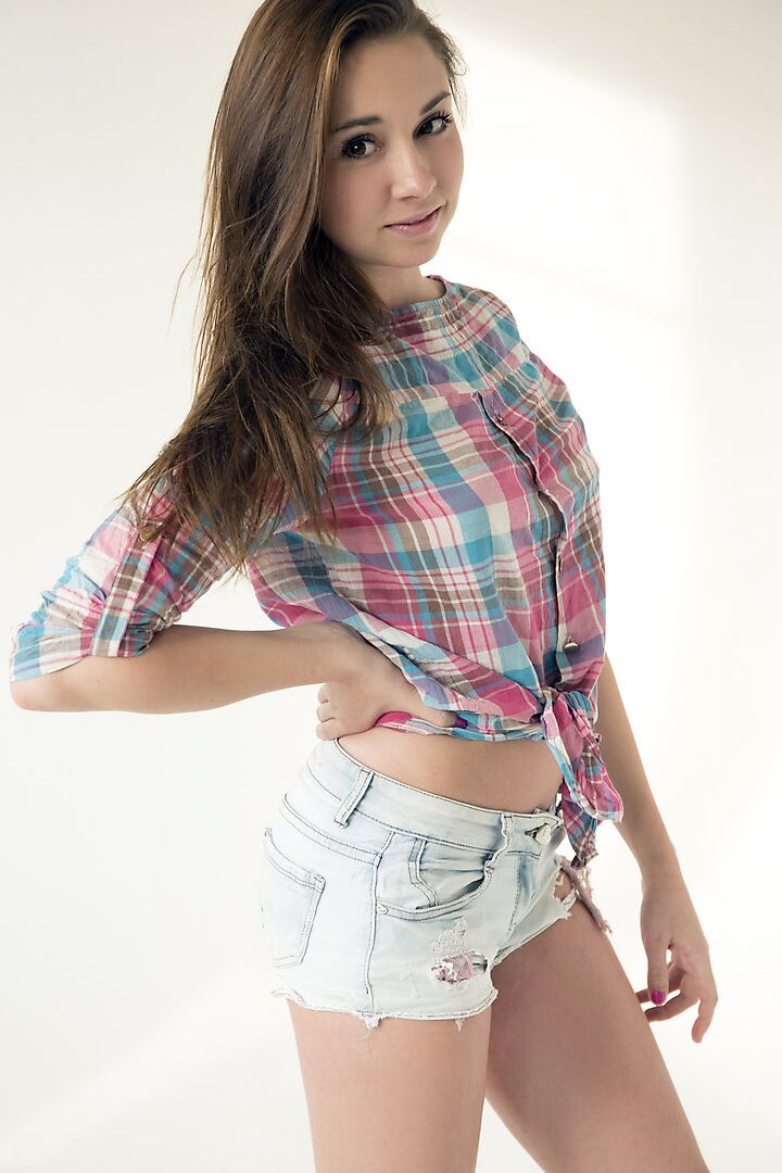 16P A modelo adolescente Andys tira uma camisa e shorts antes de mostrar sua buceta gostosa