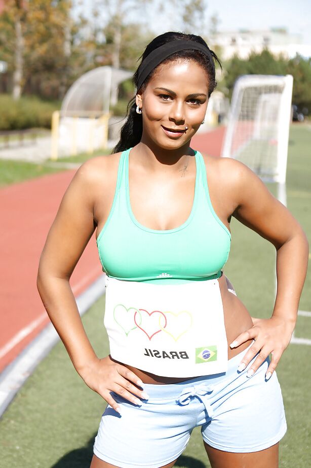 16P Curvy latina adolescente gata se despindo e dedilhando sua boceta suculenta