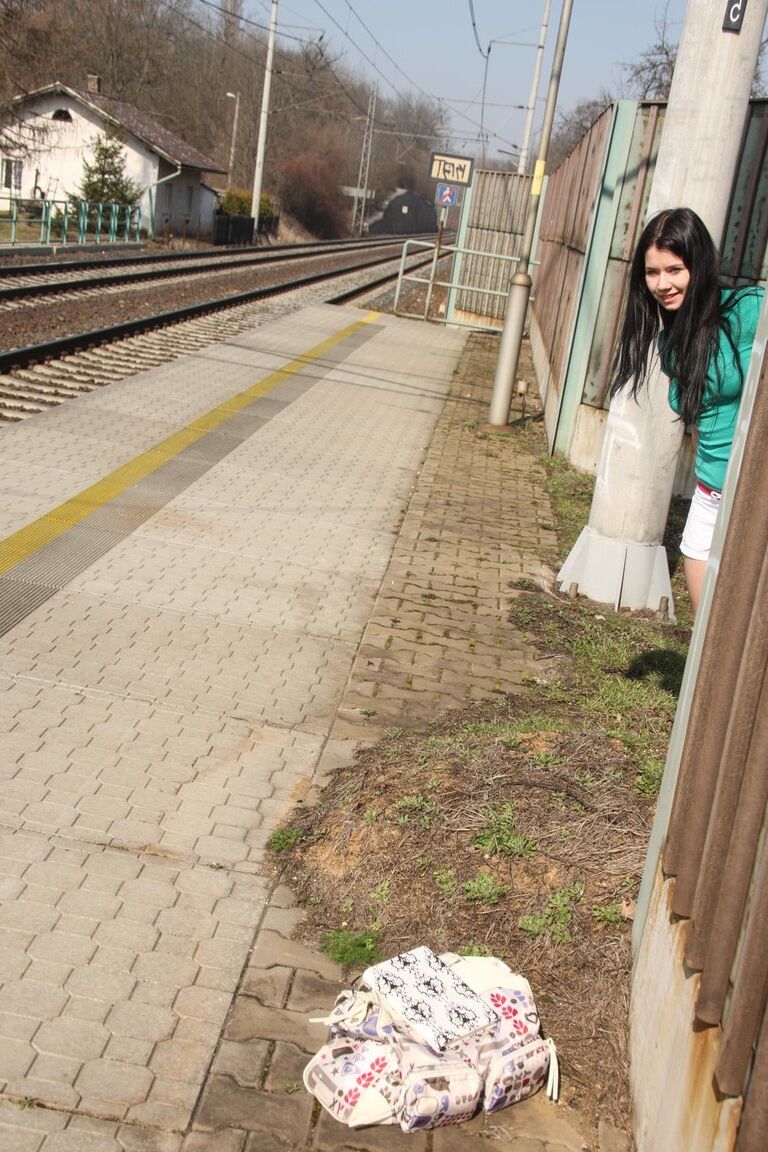 21P La pequeña adolescente Jaqueline D revela sus bonitas tetas y se frota la vagina al aire libre