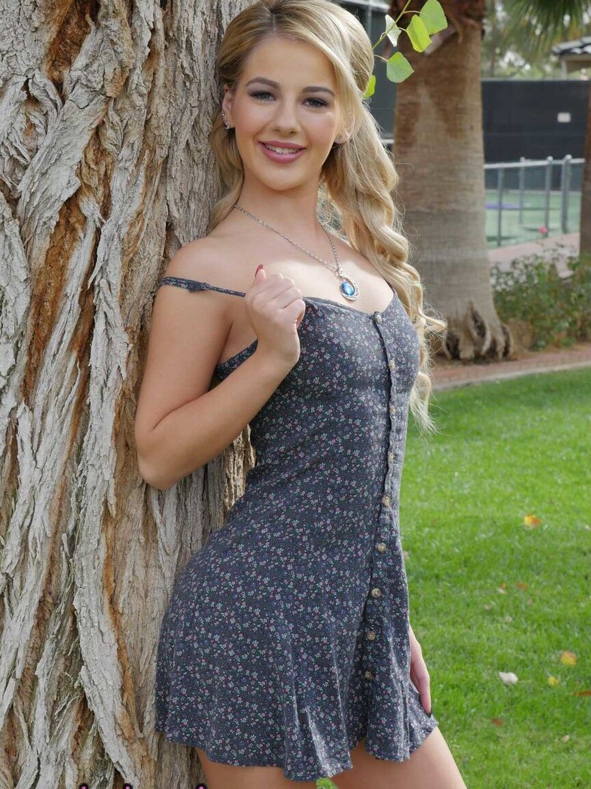 17P A jovem canadense MILF Bella Rose enrola o vestido e expõe belos seios