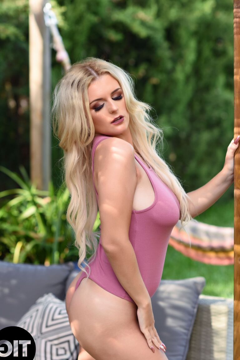 21P Glamour, Lycia, exhibe ses beaux seins dans un strip-tease torride en plein air.