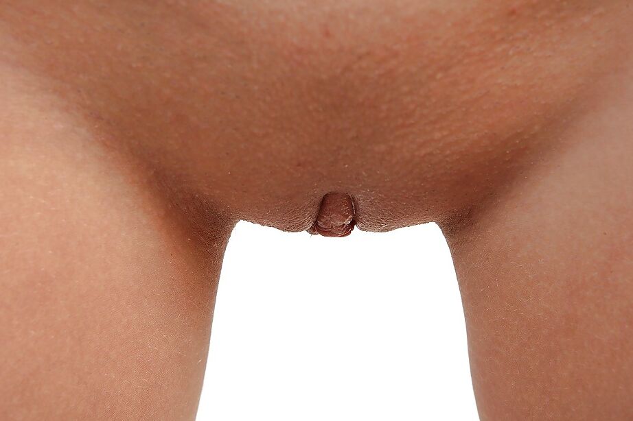 16P Adolescente cachonda se quita las bragas blancas y disfruta de una masturbación anal profunda