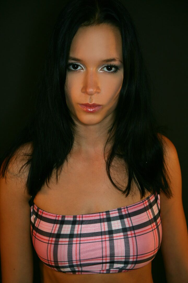 Gwen, mannequin adolescente de 16P, prend de superbes poses nues dans des bas et des jarretières sexy.