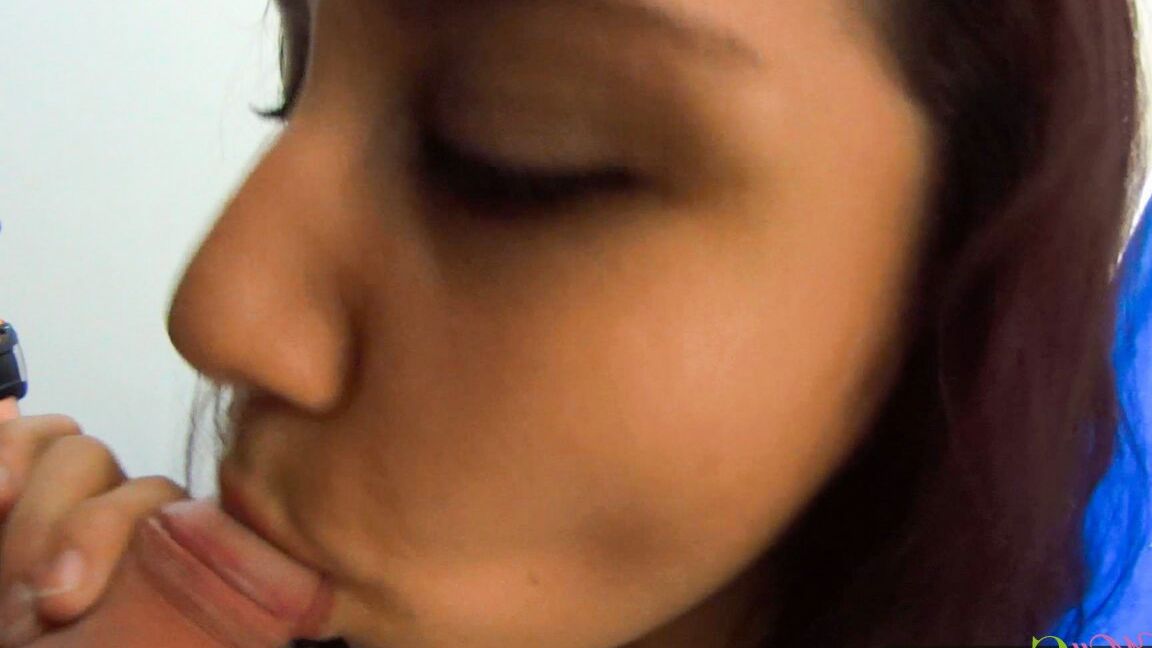 16P Mall Cuties Fille brune dans un centre commercial