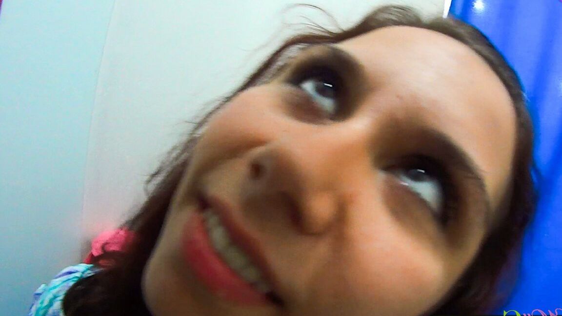 16P Mall Cuties Fille brune dans un centre commercial