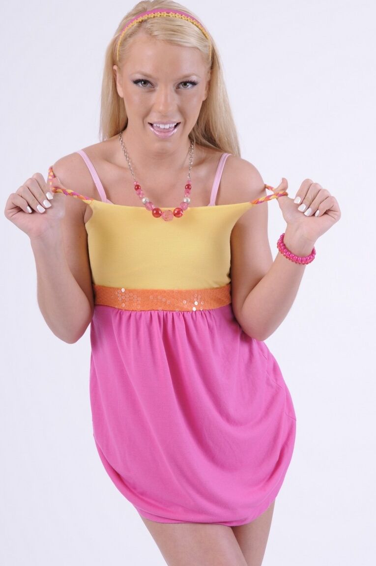 17P Jovem loira fofa com seios naturais Ally Kay tira a roupa e exibe seu corpo