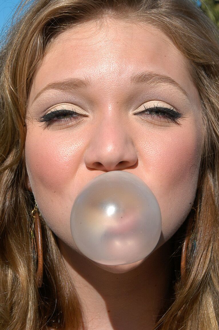 17P La hermosa y esbelta adolescente Jessie Andrews toma el sol con sus diminutas tetas en pantalones cortos