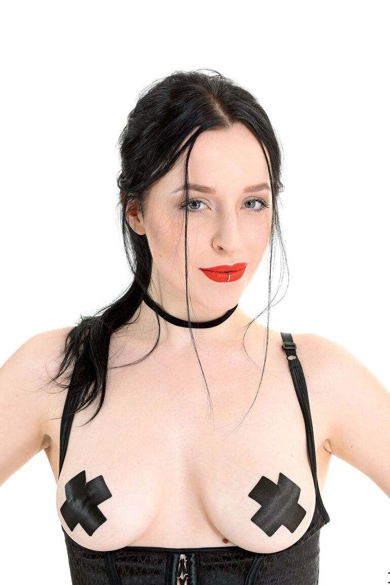 15P La pálida belleza Quinn Lindemann luce labios rojos mientras juega con su coño en medias
