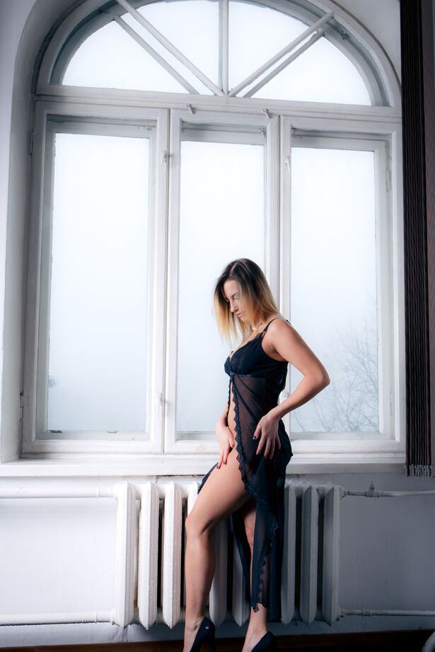 16P A adolescente loira Angélica tira os saltos altos durante uma sessão solo sexy semi-nua