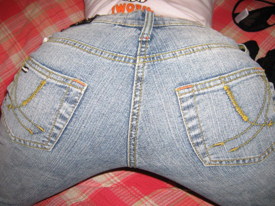 12P La amateur Nikki Sims desliza sus jeans sobre una tanga en la cama