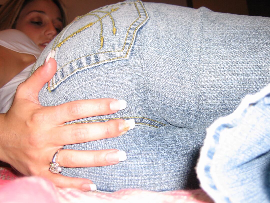 12P La amateur Nikki Sims desliza sus jeans sobre una tanga en la cama