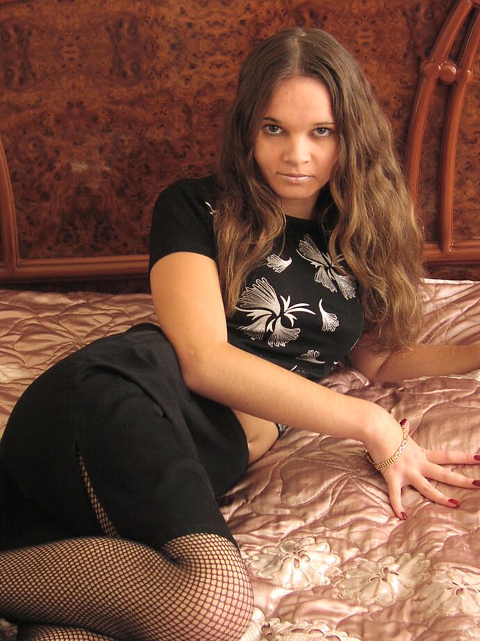21P A adolescente morena Julia se despe e posa com suas sexy meias de náilon