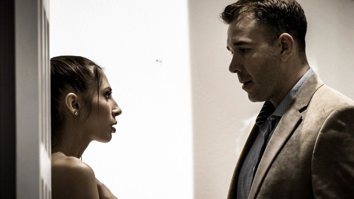 15P La belle adolescente Gianna Dior a des relations sexuelles avec son beau-père
