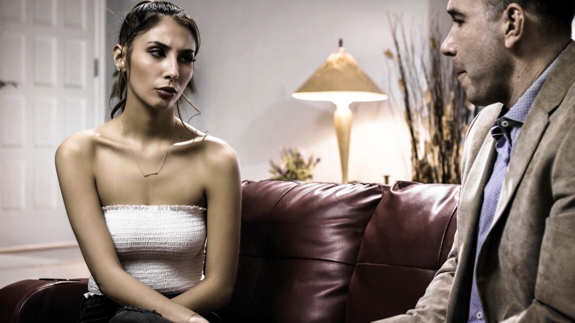 15P La belle adolescente Gianna Dior a des relations sexuelles avec son beau-père