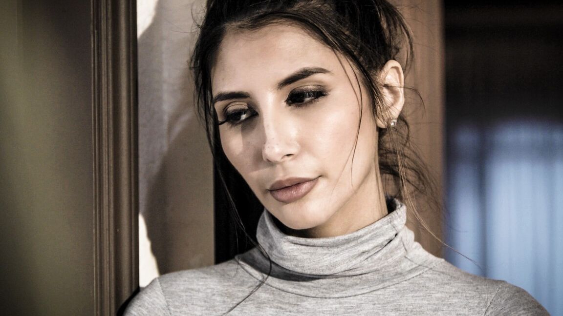 15P La belle adolescente Gianna Dior a des relations sexuelles avec son beau-père