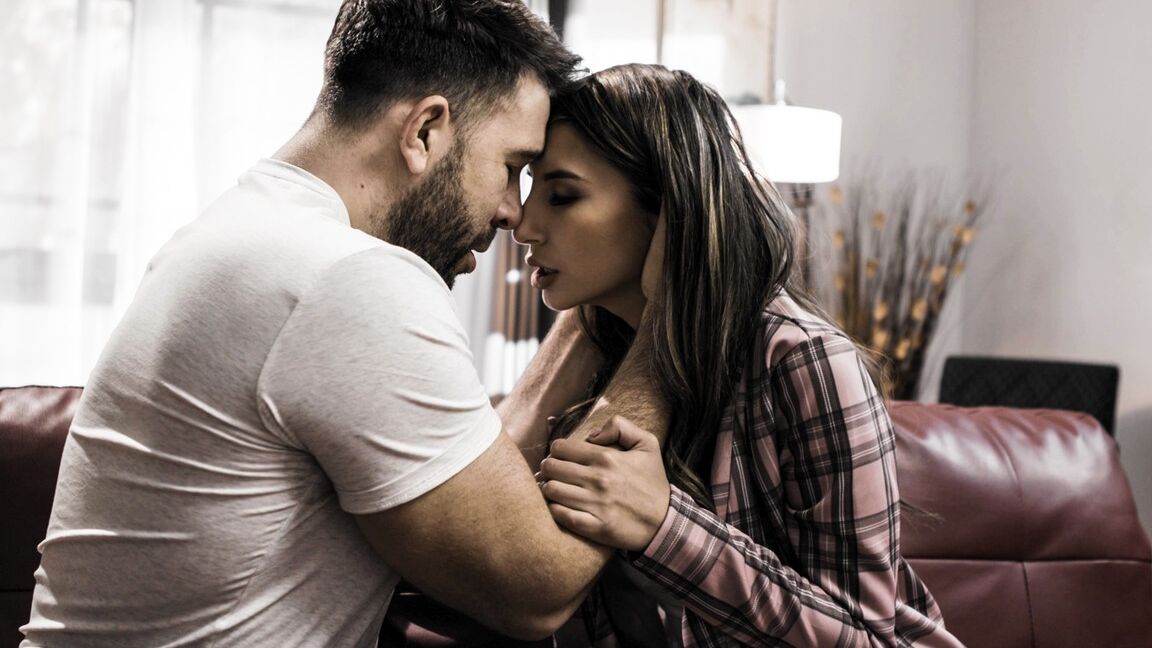 15P La belle adolescente Gianna Dior a des relations sexuelles avec son beau-père