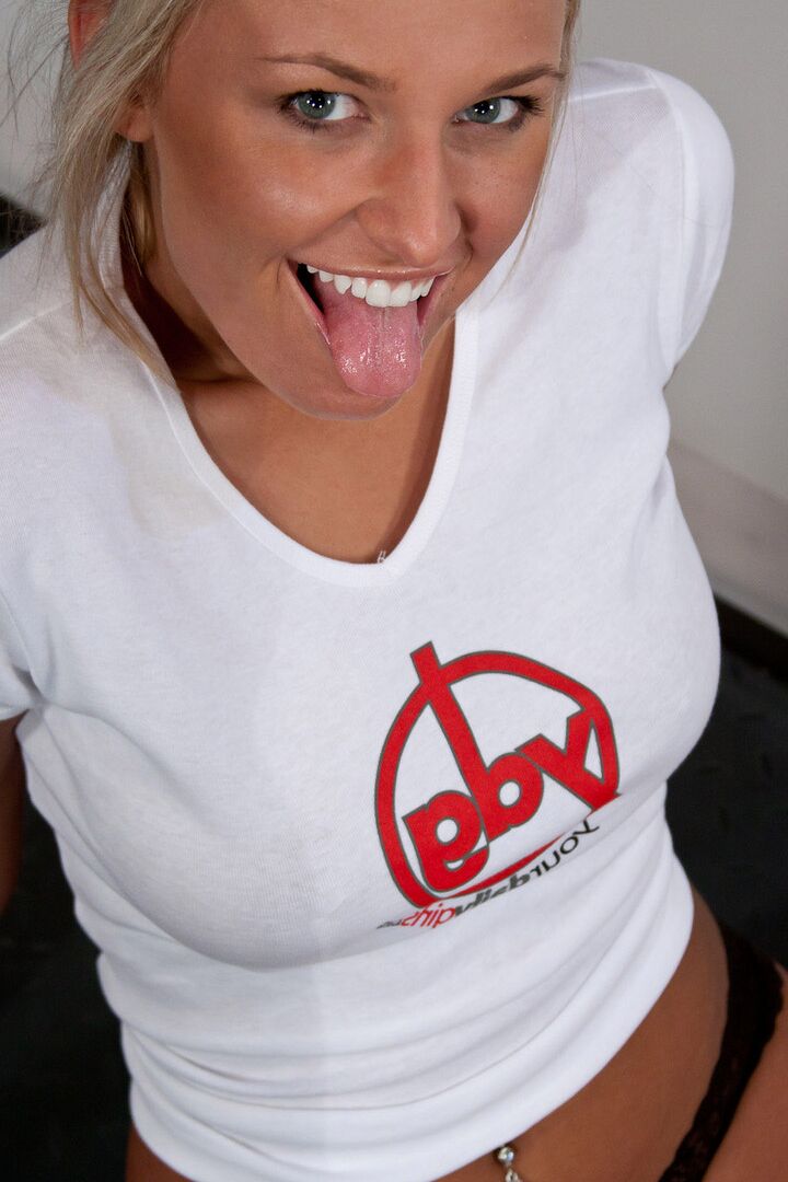 16P Amateur chick Kendra Rain is all tease while removing her T-shirt and shorts