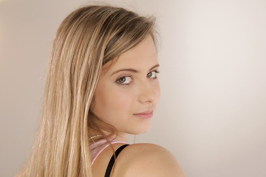 16P La linda joven rubia Hartley posando completamente vestida con calcetines hasta la rodilla