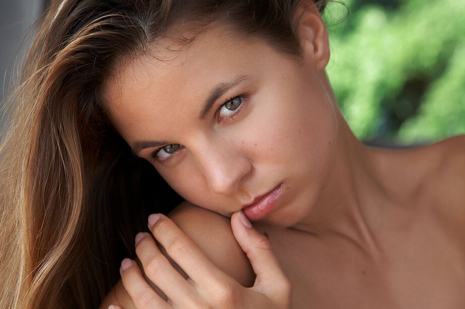 16P A adolescente totalmente nua Antea lança looks atraentes durante uma sessão solo no chão