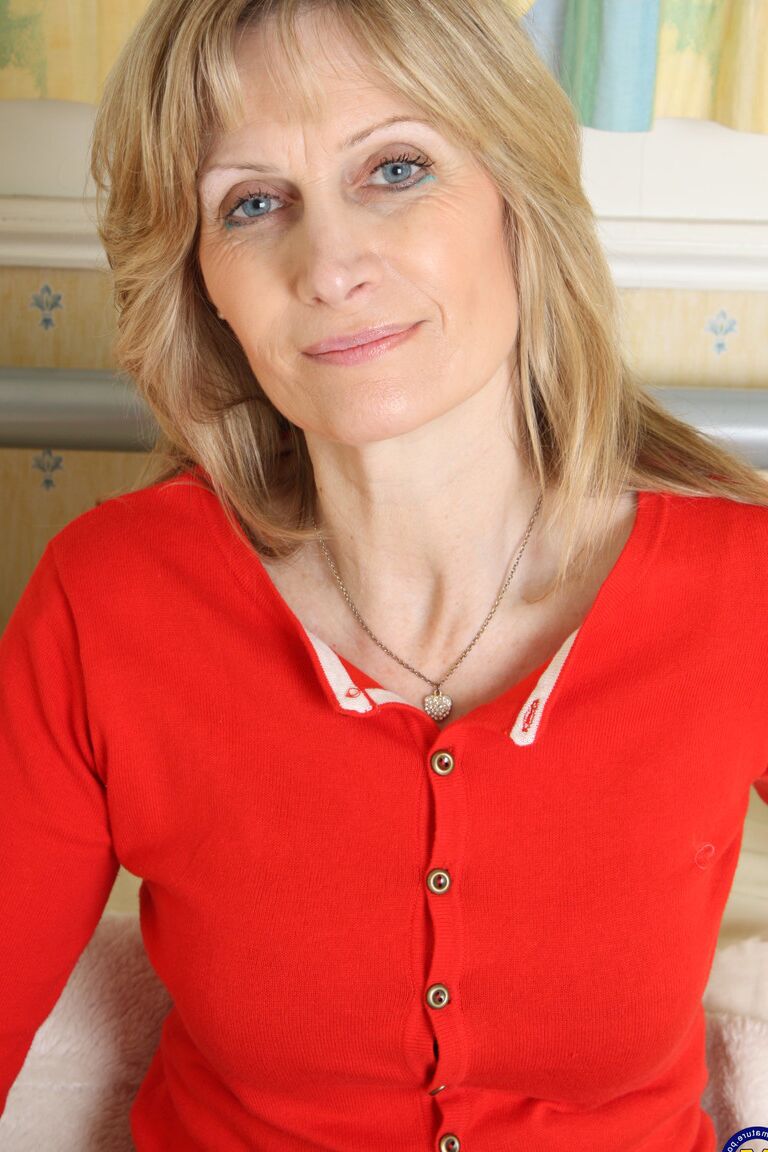 21P Jane F, épouse mature, enlève ses vêtements et pose en bas sexy en solo