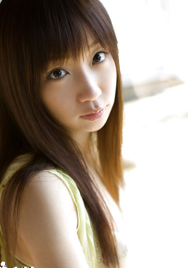 15P Petite teen asiatique aux jambes sexy Hina Kurumi se débarrasse de sa lingerie