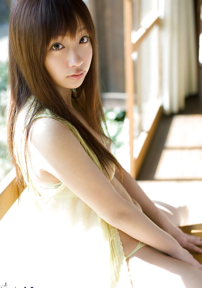 15P Petite teen asiatique aux jambes sexy Hina Kurumi se débarrasse de sa lingerie