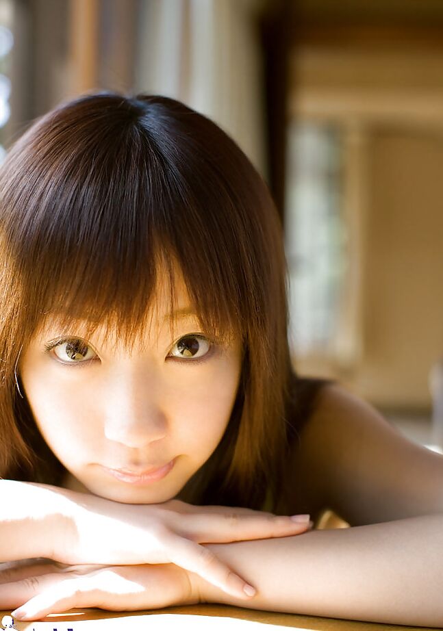 15P Petite teen asiatique aux jambes sexy Hina Kurumi se débarrasse de sa lingerie