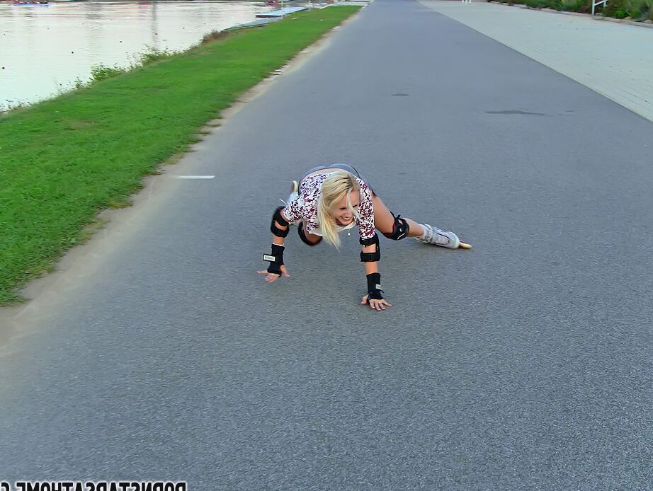 15P Garota loira patinadora faz uma pausa ao lado de uma estrada para se masturbar