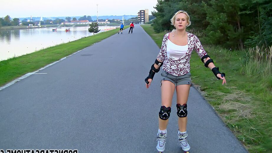 15P Garota loira patinadora faz uma pausa ao lado de uma estrada para se masturbar