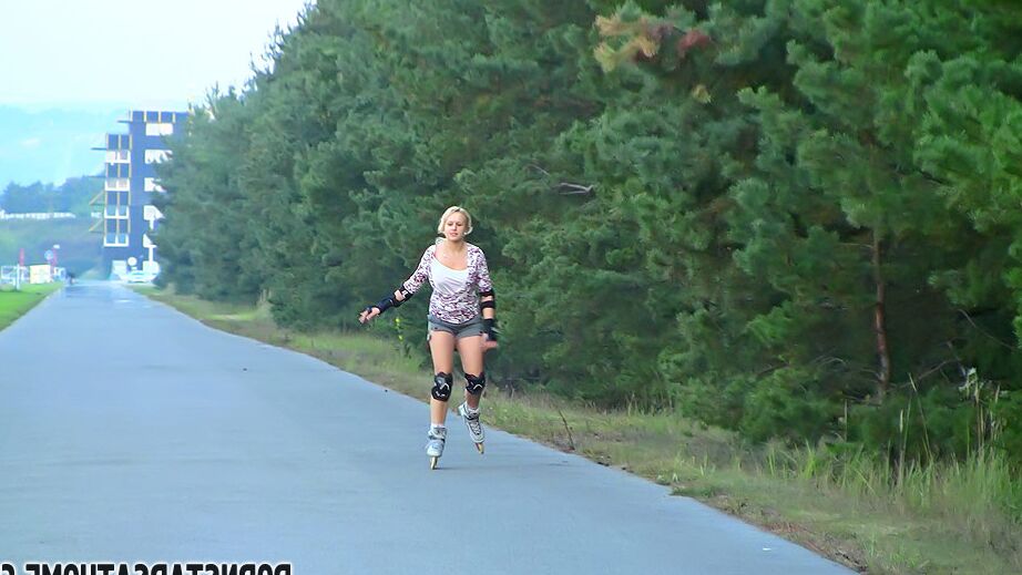 15P Garota loira patinadora faz uma pausa ao lado de uma estrada para se masturbar